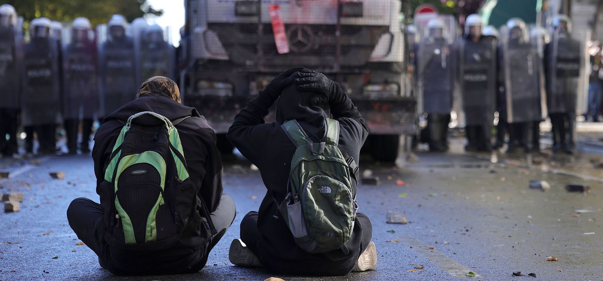 Manifestantes permanecen sentados en la calle mientras la policía bloquea el acceso durante una manifestación antigubernamental en Tirana, Albania, el viernes 16 de octubre de 2026. (Foto AP/Hameraldi Agolli) Manifestantes permanecen sentados en la calle mientras la policía bloquea el acceso durante una manifestación antigubernamental en Tirana, Albania, el viernes 16 de octubre de 2026. (Foto AP/Hameraldi Agolli)