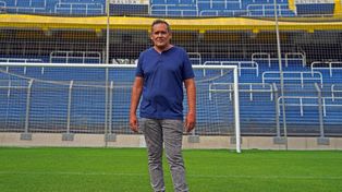 El Negro Scalise en pleno campo de juego del Gigante de Arroyito, donde tantas veces jugó vistiendo la auriazul.