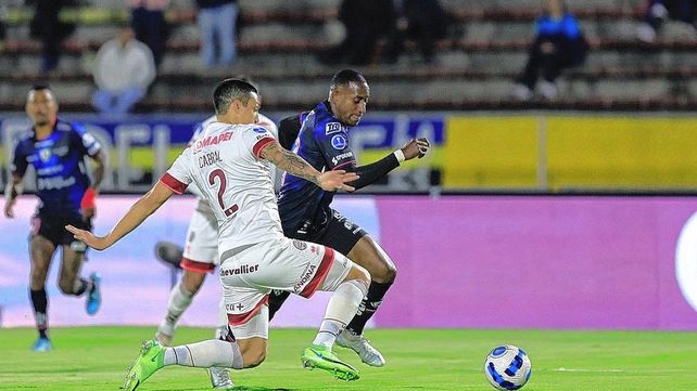 Lanús perdió en el final del partido ante Independiente del Valle por 2-1.