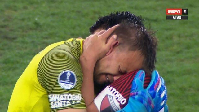 El abrazo del alma entre Burián y Pulga Rodríguez, los héroes de Colón