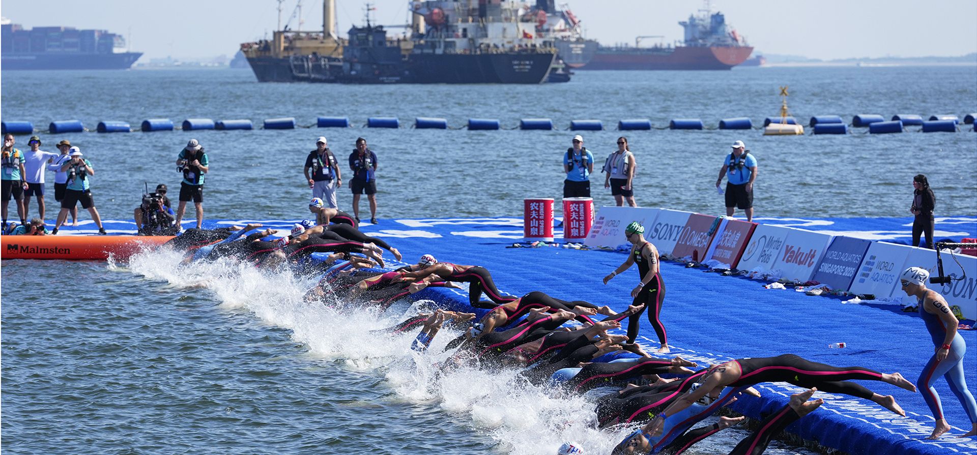 Nadadoras se lanzan al inicio de la prueba femenina de natación en aguas abiertas de 10 km en el Campeonato Mundial de Natación en Singapur, el miércoles 16 de julio de 2025. (Foto AP/Vincent Thian) Nadadoras se lanzan al inicio de la prueba femenina de natación en aguas abiertas de 10 km en el Campeonato Mundial de Natación en Singapur, el miércoles 16 de julio de 2025. (Foto AP/Vincent Thian)