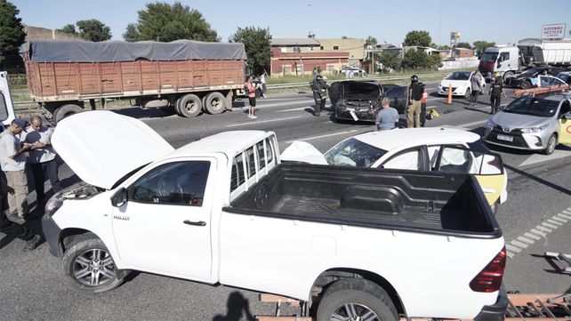 Múltiple choque en Circunvalación. Cuatro vehículos colisionaron sobre el carril que va hacia el sur