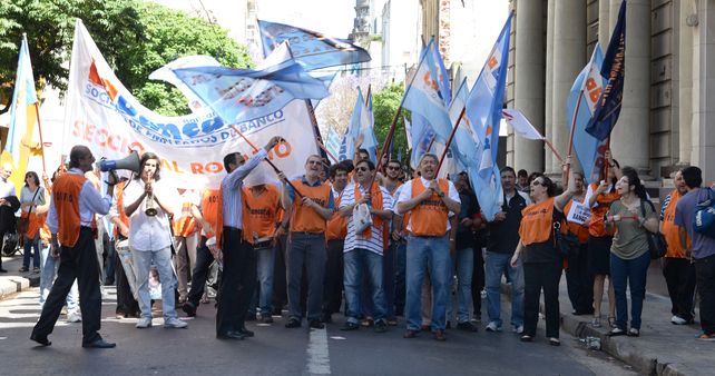 Los bancos rosarinos atenderán sólo hasta las 13 el miércoles y el jueves próximos