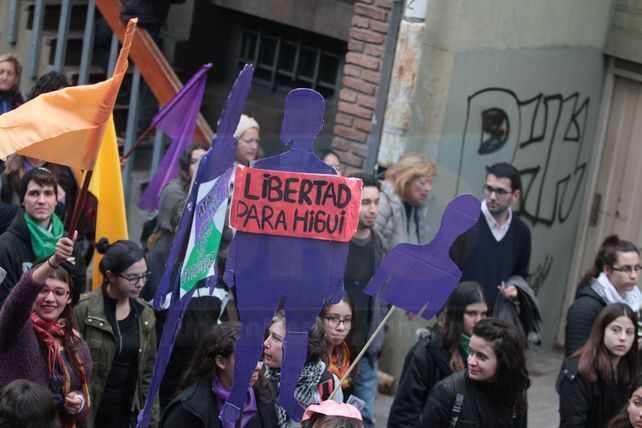 Multitudinaria marcha contra la violencia machista en Paraná