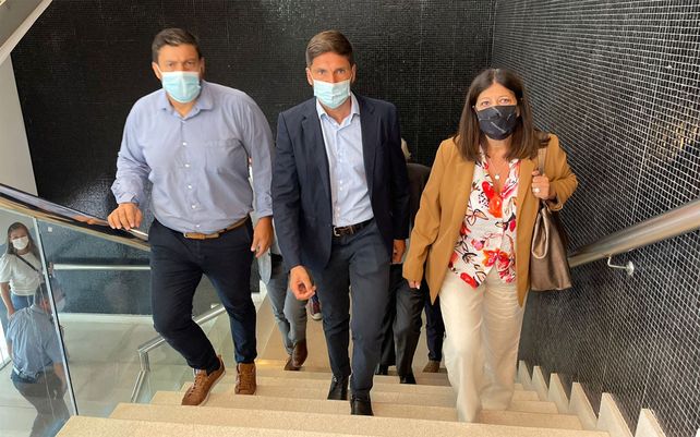 Pullaro (al centro) con la diputada Clara García y el diputado nacional Chumpitaz