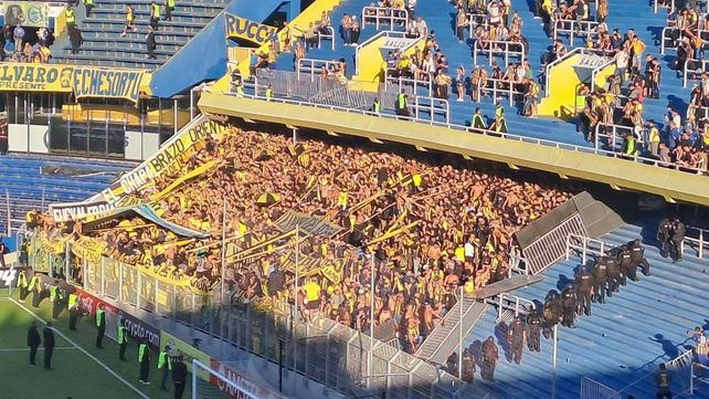 Central y Peñarol se enfrentaron el 4 de abril en el Gigante. Antes del encuentro hinchas visitantes tiraron pirotecnia y los canallas respondieron arrojando vallas.