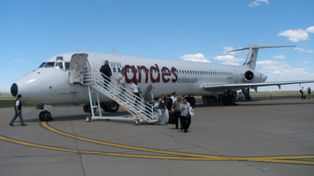 Un avión aterrizó de emergencia y con un solo motor