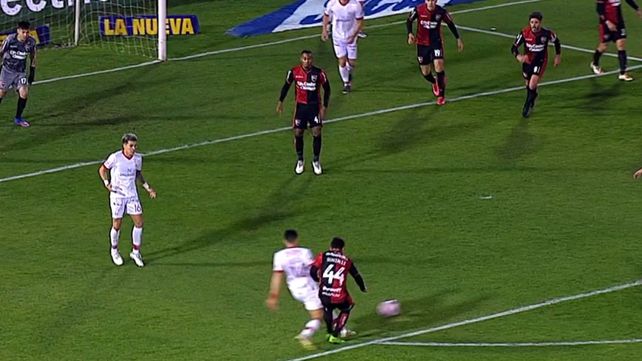 Benítez lo anticipa a Panchito y luego caería. ¿Fue penal? Muy dudoso.
