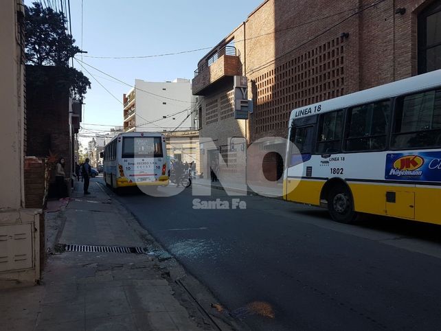 Un colectivero recibió un fierrazo en la cabeza cuando trabajaba en pleno centro santafesino