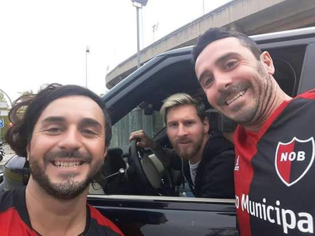 Hinchas leprosos se sacaron una selfie con el crack en Barcelona.