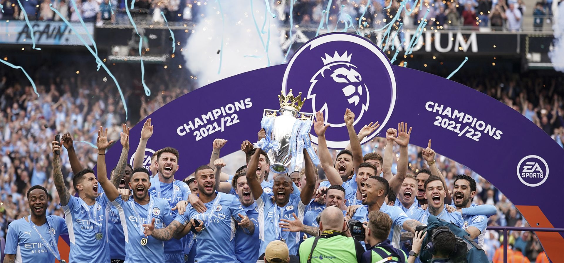 Fernandinho, del Manchester City, levanta el trofeo de la Premier League mientras celebra con sus compañeros de equipo después de que ganaron la Liga inglesa luego de una victoria por 3-2 sobre el Aston Villa en el Etihad Stadium, Manchester, Inglaterra, el domingo 22 de mayo de 2022.