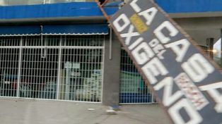 Las secuelas. Por el fuerte viento se desprendió la estructura de un cartel de grandes dimensiones.