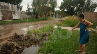 Barrio Transporte: una pérdida de agua convirtió la calle en una laguna
