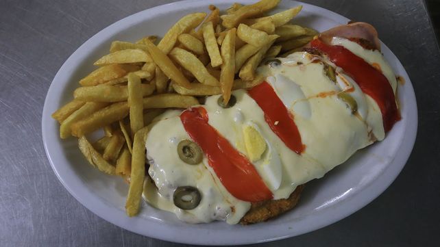 Milanesa a la pizza con papas fritas.&nbsp;