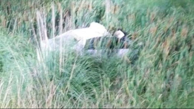 El Toyota Corolla quedó en la zona de banquina tras embestir de atrás al camión.&nbsp;