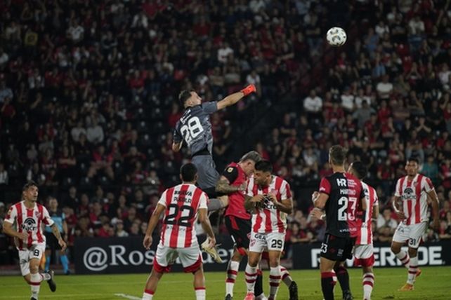 Roffo despeja con el puño uno de los intentos aéreos de Newell’s