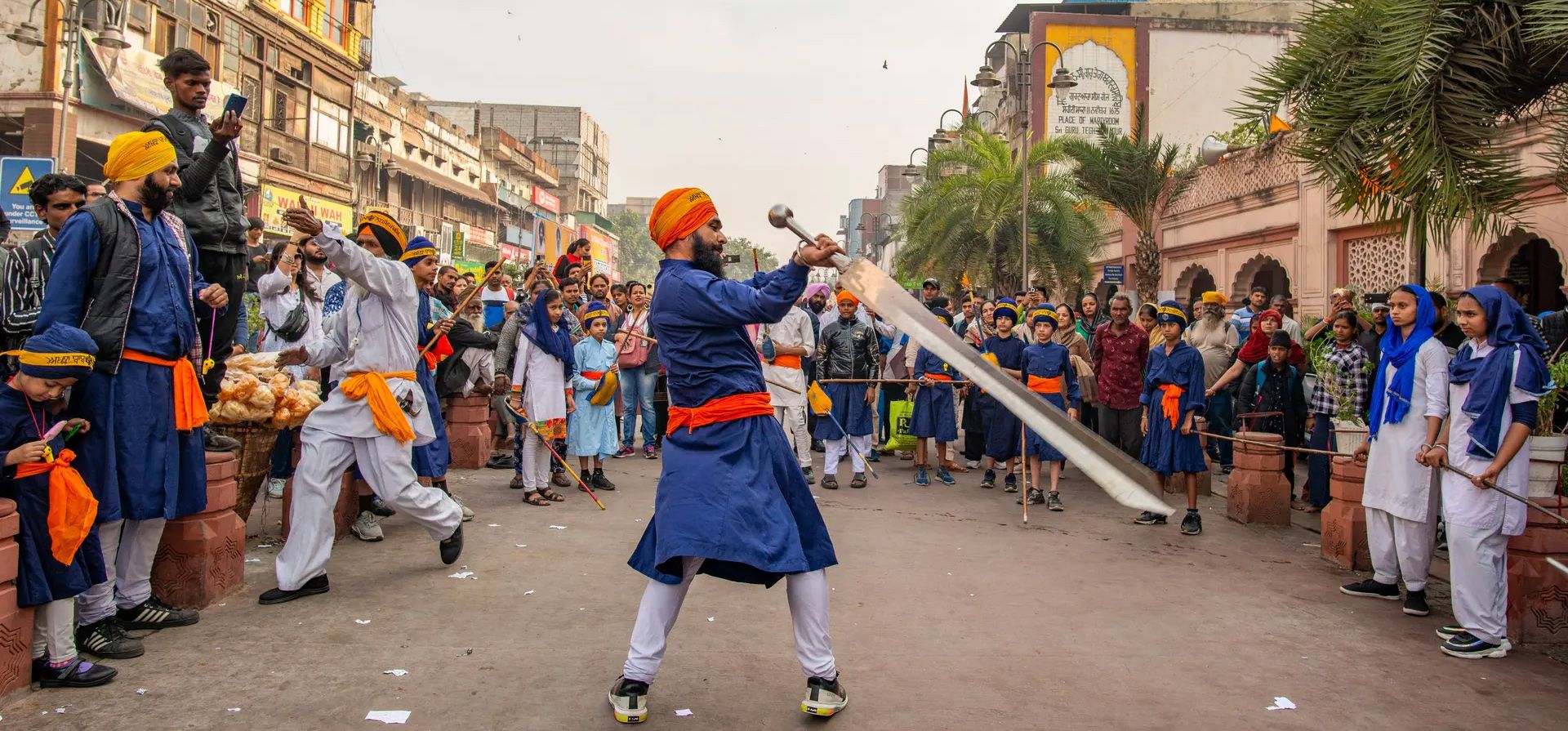 Un hombre sij muestra sus habilidades durante la procesión de Nagar Kirtan cerca de la gurdwara de Sis Ganj, Delhi, India. Fotografía: Pradeep Gaur/Sopa Images/Shutterstock