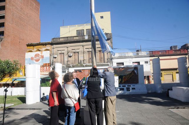 El mástil contará con un sistema de izamiento automático.