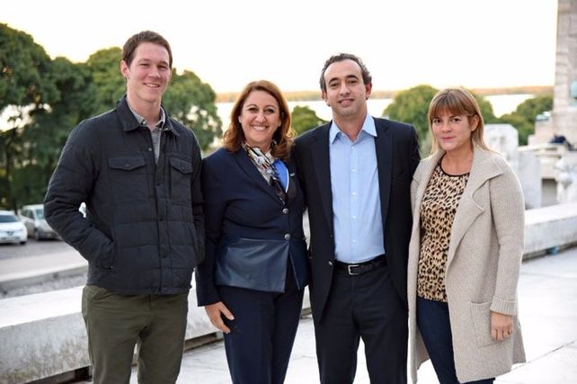 Anuncio oficial. La intendenta Mónica Fein posó ayer con los tres candidatos de su lista: Pablo Javkin