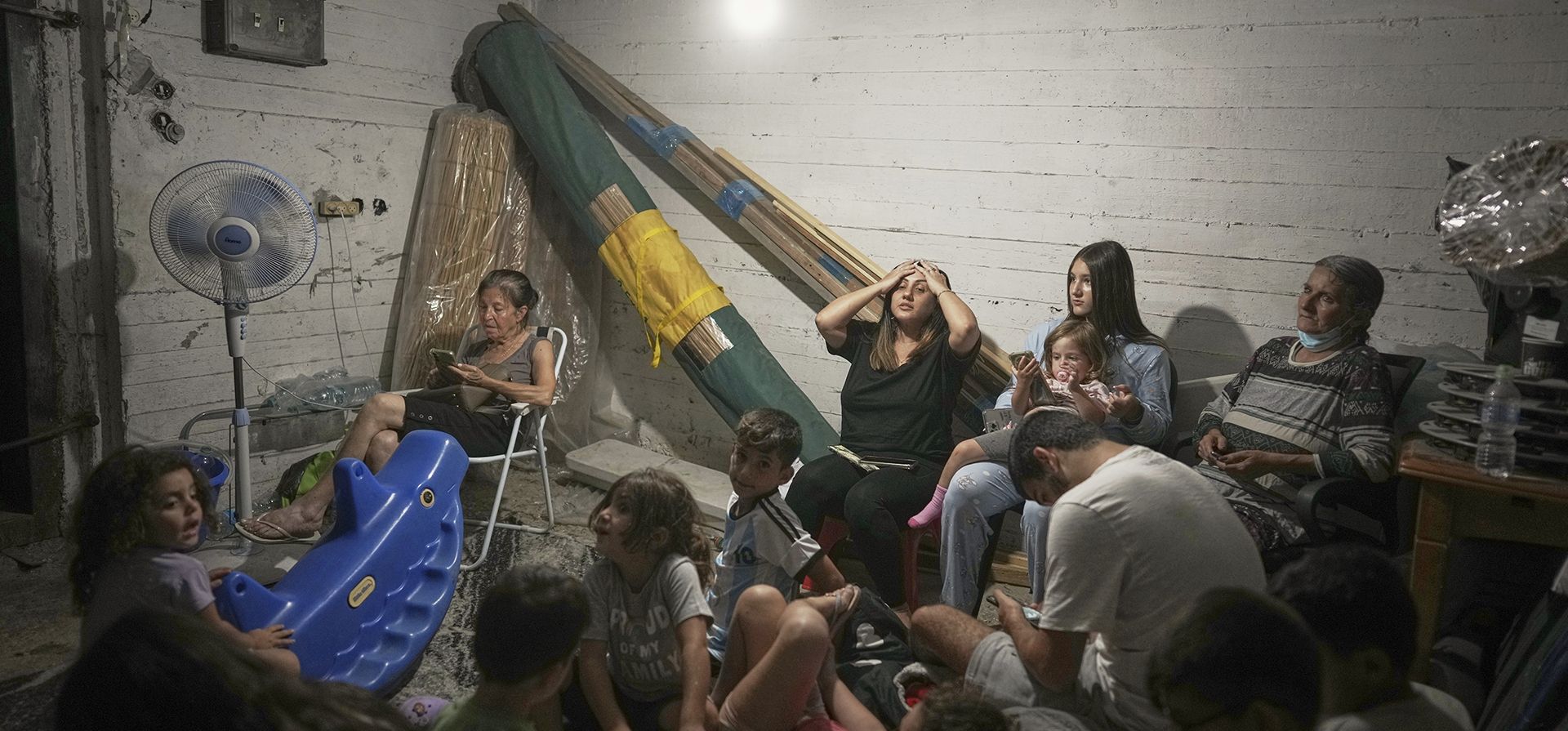 Israelíes se refugian ante las sirenas antiaéreas que advierten sobre ataques iraníes en Bnei Brak, cerca de Tel Aviv, Israel, el martes 17 de junio de 2025. (Foto AP/Oded Balilty) Israelíes se refugian ante las sirenas antiaéreas que advierten sobre ataques iraníes en Bnei Brak, cerca de Tel Aviv, Israel, el martes 17 de junio de 2025. (Foto AP/Oded Balilty)