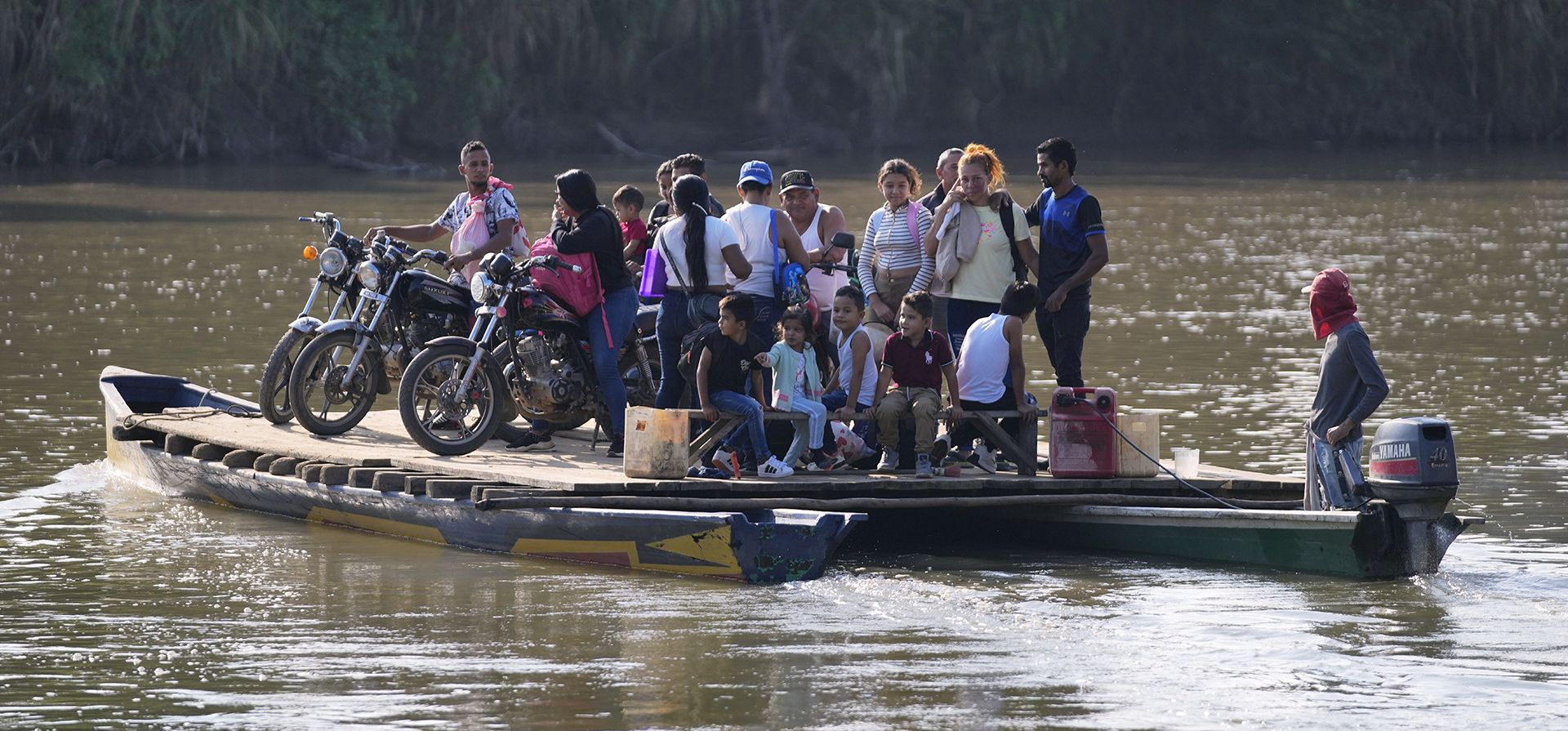 Residentes cruzan un río hacia Venezuela desde Tibú, Colombia, el martes 21 de enero de 2025, luego de ataques guerrilleros que mataron a decenas y obligaron a miles a huir de sus hogares en la región del Catatumbo. (AP Foto/Fernando Vergara) Residentes cruzan un río hacia Venezuela desde Tibú, Colombia, el martes 21 de enero de 2025, luego de ataques guerrilleros que mataron a decenas y obligaron a miles a huir de sus hogares en la región del Catatumbo. (AP Foto/Fernando Vergara)