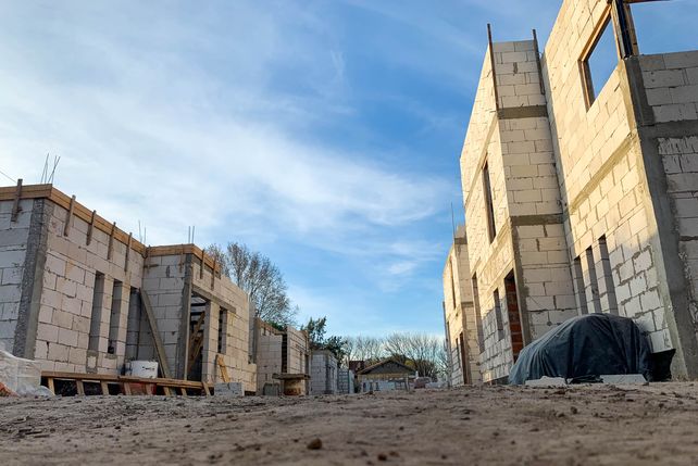 La construcción de condominios en terrenos donde antes había una sola casa llevó a los vecinos a pedir que mejoren los servicios de agua