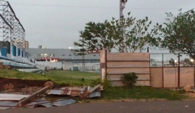 El tapial en Peñarol era de chapa.