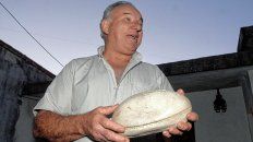 Ricardo Trápaga con una pelota de rugby de las que se usaban en su época de jugador.