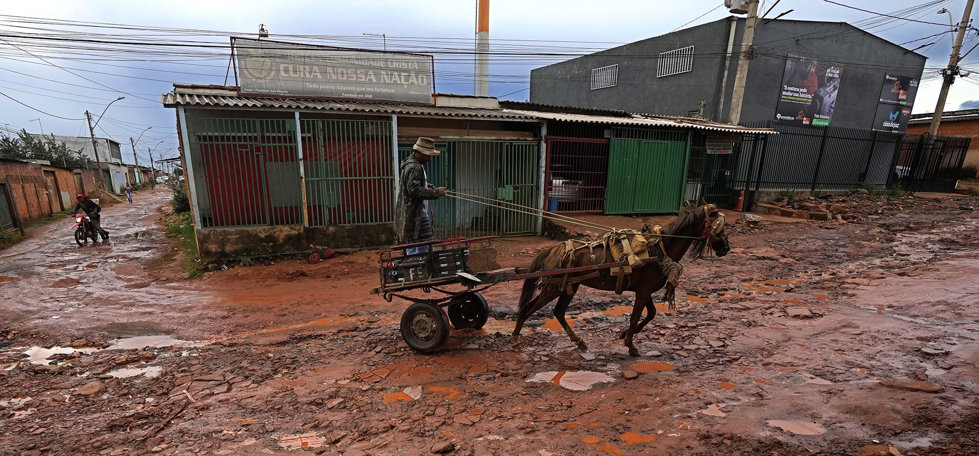 Un residente conduce su carro por una calle de la favela Sol Nascente de Brasilia, Brasil, el martes 28 de marzo de 2023. Sol Nascente, que significa Sol Naciente, es ahora la más poblada de Brasil y tiene caminos sin pavimentar e intransitables, que se inundan con frecuencia durante los meses de lluvias de verano. (Foto AP/Eraldo Peres)
