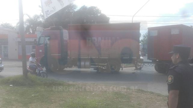 Falleció la joven motociclista que chocó contra un camión en avenida Almafuerte
