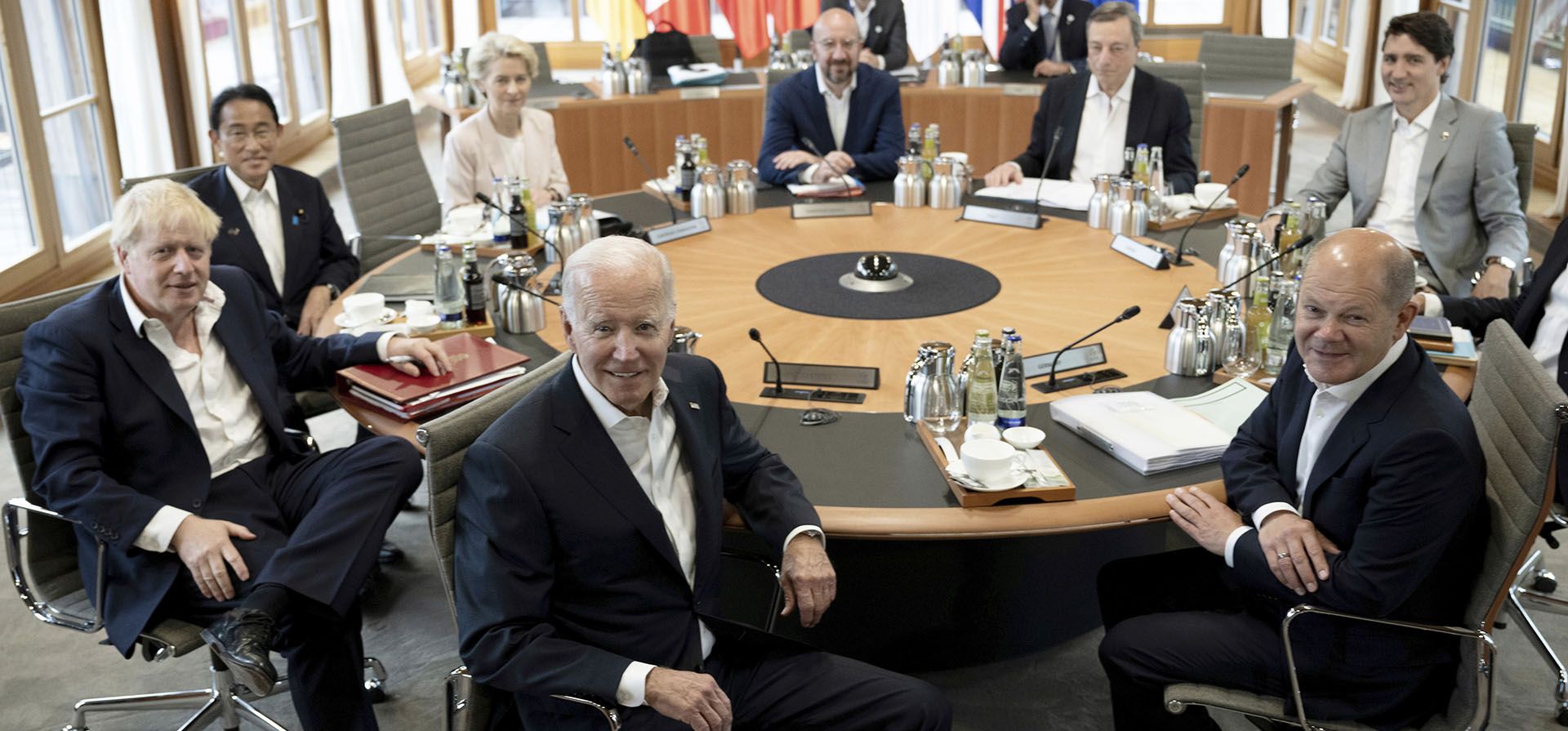 El primer ministro británico, Boris Johnson, el primer ministro japonés, Fumio Kishida, la presidenta de la Comisión Europea, Ursula von der Leyen, el presidente del Consejo Europeo, Charles Michel, el primer ministro italiano, Mario Draghi, el primer ministro canadiense, Justin Trudeau, el presidente francés, Emmanuel Macron, El canciller alemán Olaf Scholz y el presidente estadounidense Joe Biden asisten a una sesión de trabajo durante la cumbre de líderes del G7 en Castle Elmau en Kruen, cerca de Garmisch-Partenkirchen, Alemania, el martes 28 de junio de 2022.