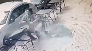 Palermo: tomaba una gaseosa en un bar y le cayó una ventana de vidrio en la cabeza