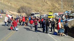 Turistas argentinos retenidos por piquetes en Potosí fueron liberados