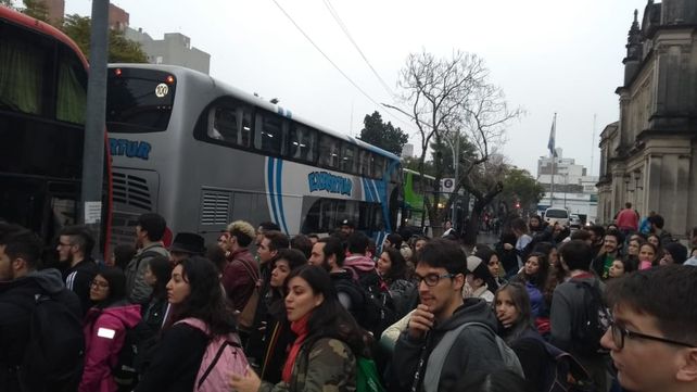 Conflicto universitario: más de 500 estudiantes y docentes santafesinos viajaron a la marcha federal