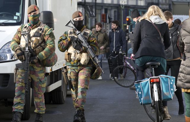 Vida diaria. Una patrulla de soldados enmascarados y pertrechados en las calles de Bruselas. (AP)