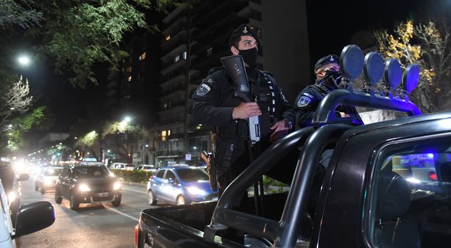 La policía desbarató una fiesta clandestina en Camilo Aldao al 500.
