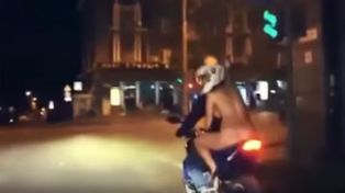 Sin tapujos, una mujer se paseó desnuda, de noche y en moto en las calles de Rusia