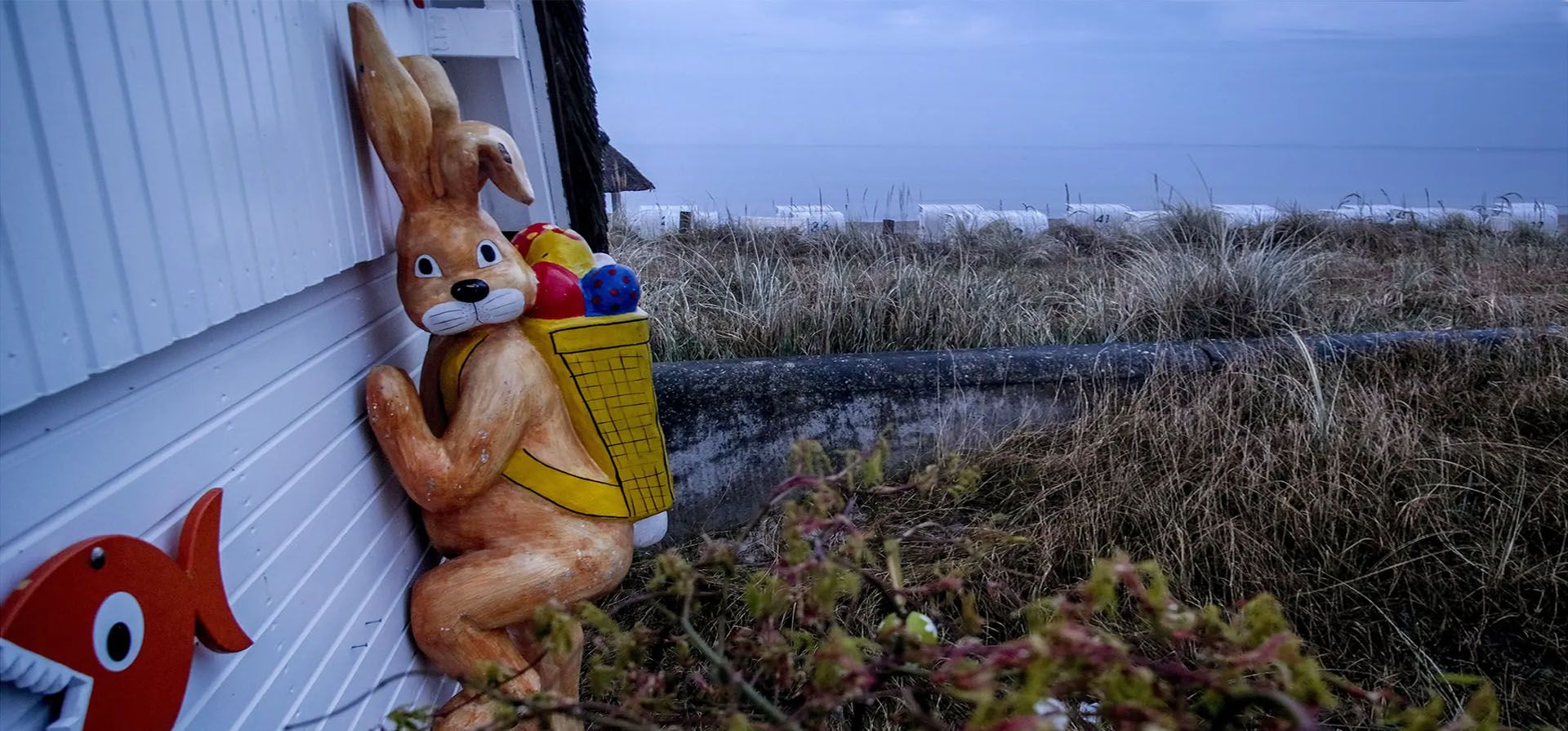 Un conejito de Pascua de plástico se fija en un puesto de playa en el Mar Báltico, Haffkrug, Alemania. Fotografía: Michael Probst/AP