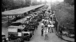 Lecheros en la calle Santa Fe y Vera Mujica. Colección diario La Tribuna atribuida a Joaquin Chiavazza. c. 1958