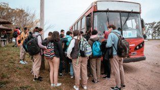 El Instituto Becario Provincial comenzó el proceso licitatorio de la totalidad de tramos del transporte escolar rural, que permite a 11.000 estudiantes asistir a la escuela en la ruralidad. Estos actos públicos se dividieron por departamentos y en cuatro etapas. Continúa este miércoles.