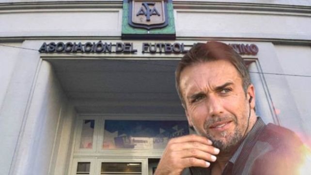 Gabriel Batistuta con los tapones de punta contra AFA