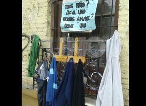 Ingenio solidario: un perchero social en Bº Roma para los que menos tienen