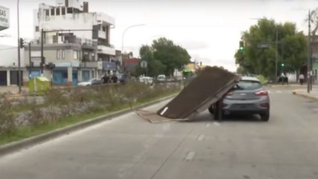 El Cruze 0 kilómetro quedó con el gancho del portón incrustado en el parabrisas del auto. (Foto: captura de video)