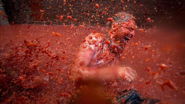 Tomatina, la batalla roja celebra su fiesta anual con un mensaje contra la homofobia