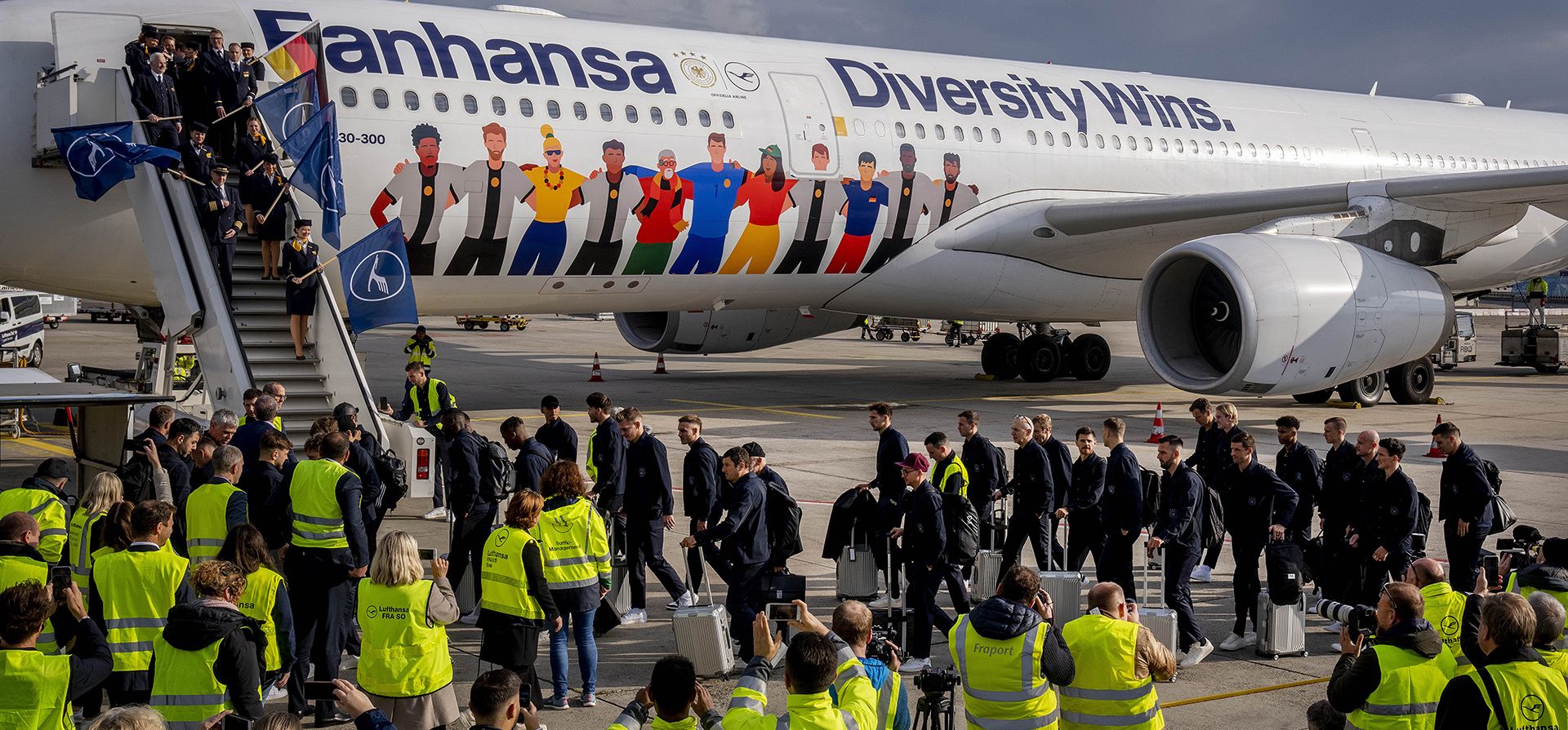 Los jugadores de la selección alemana de fútbol suben a la pasarela antes de partir hacia Omán para prepararse para la Copa del Mundo en Qatar, en el aeropuerto de Frankfurt, Alemania, el lunes 14 de noviembre de 2022.