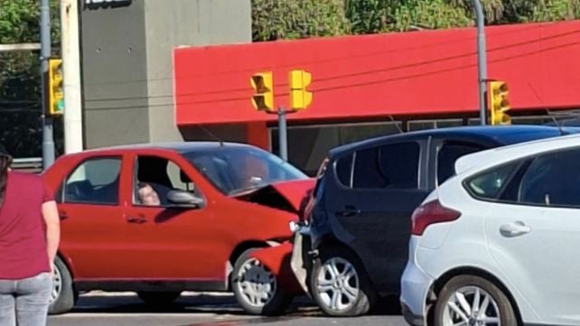 santaColastiné: un auto chocó a otro detenido en el semáforo y tres personas resultaron heridas santaColastiné: un auto chocó a otro detenido en el semáforo y tres personas resultaron heridas