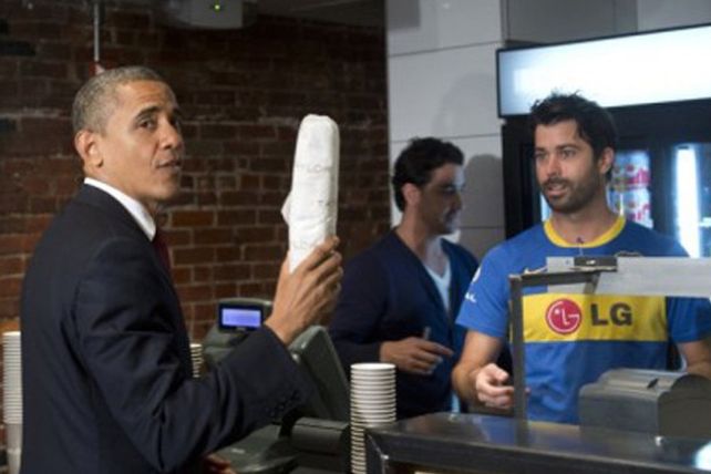 La imagen del hincha de Boca que le vendió un sandwich a Obama recorre el mundo