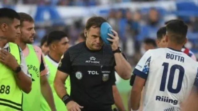 Diego Martín recibió una agresión con un tubo de PVC y el partido entre Godoy Cruz y Talleres fue suspendido.