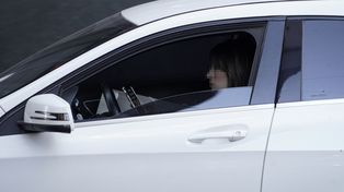 Crece la preocupación por los conductores que circulan mirando el celular