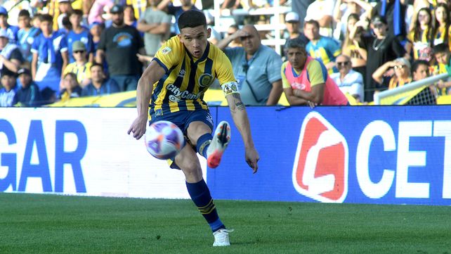 Gesto técnico. Blanco mete el zurdazo hacia el área rival, en este partido con la cinta de capitán.